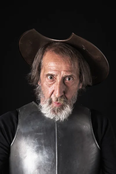 Yaşlı adam zırh ve kask sakallı