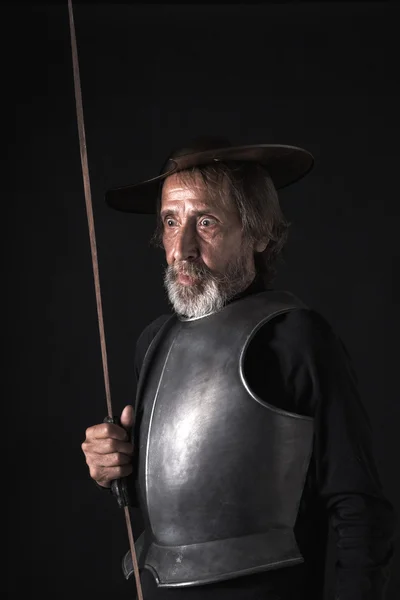 Homem de barba velha com peitoral e capacete — Fotografia de Stock