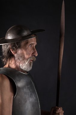 Yaşlı adam zırh ve kask sakallı
