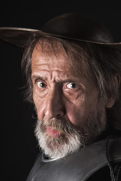 Yaşlı adam zırh ve kask sakallı