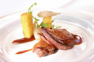 ördek ananas ve soğan ile renkli tabak 