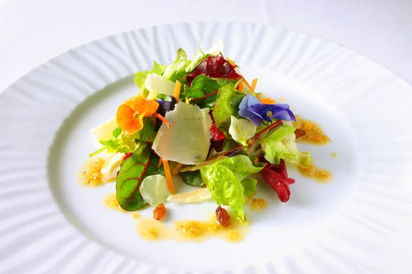 Barevný Salát hlávkový salát, sýr, květiny a rozinkami — Stock fotografie
