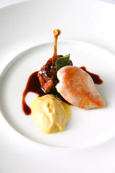 Kolorowe danie z kurczaka, kaczki i musztarda — Zdjęcie stockowe