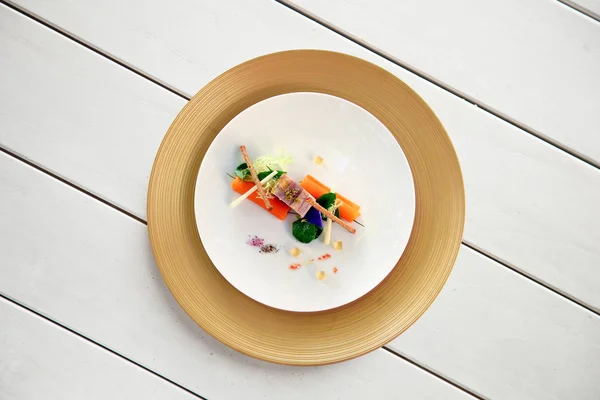 Kolorowe danie na stół biały — Zdjęcie stockowe