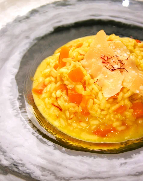 Havuç, parmesan peyniri ve safran renkli risotto