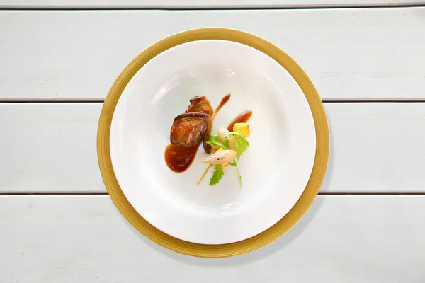 Kachna jídlo na stůl bílý — Stock fotografie