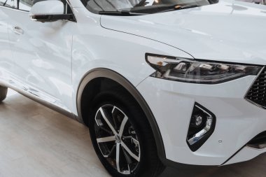 Zaporozhye / Ukrayna - 10 Kasım 2019: bir arabanın farları ve sis ışıkları. Araba beyazdır. Ön görünüm.