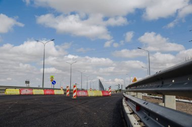 Kırmızı ve beyaz yol işareti. Yol gösterme engeli yolda..