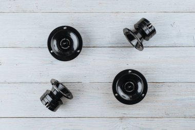 Araba sesi, araba hoparlörleri beyaz ahşap arka planda yatıyor..