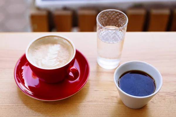 Café Aromático Una Taza Roja Con Espuma Leche Latte Art —  Fotos de Stock