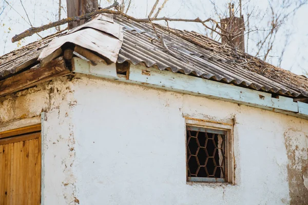Tamire ihtiyacı olan eski bir harabe, hava durumu evi, barınma sorunları..