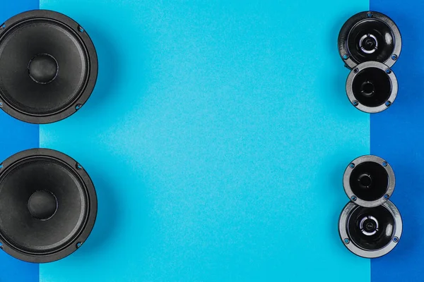 Dźwięk Samochodu Głośniki Samochodowe Leżą Rzędzie Niebieskim Tle Przestrzeń Kopiowania — Zdjęcie stockowe