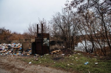Dneprorudnoe / Ukrayna - 29 Ocak 2020: Nehir kenarındaki çimlere çöp dökümü. Ekolojik bir felaket. Yasadışı çöplük. Doğanın kirliliği.