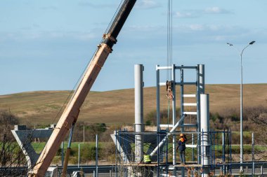 İnşaat alanında sarı mobil vinç.