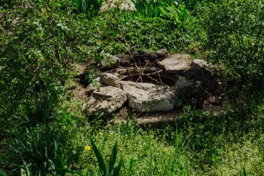 Derin, eski, üstü açık bir rögar kapağı yayalar ve hayvanlar için tehlikelidir. Örtü yerine, kapaktan sarkan ağaç dallarını uyar