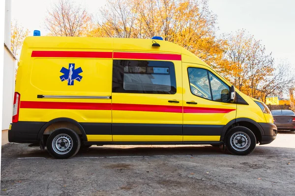 Saporoschje Ukraine November 2019 Gelber Krankenwagen Steht Der Nähe Des — Stockfoto