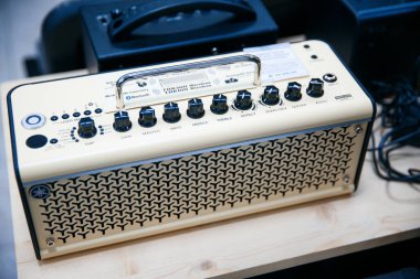 Küçük beyaz elektro gitar yükselticisi