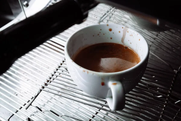 Primer Plano Una Máquina Derramando Café Una Taza Hay Gotas — Foto de Stock