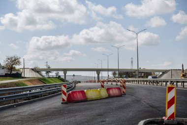Kırmızı ve beyaz yol işareti. Yol gösterme engeli yolda.