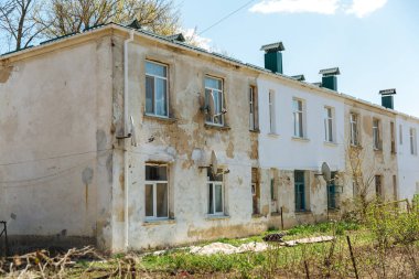Tadilata ihtiyacı olan, harap olmuş, havayla dövülmüş eski bir ev. Konut sorunu