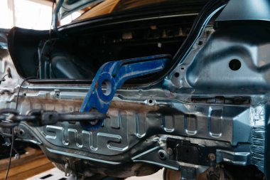 Araba tamircisi. Otomatik bir cisim çekiliyor.