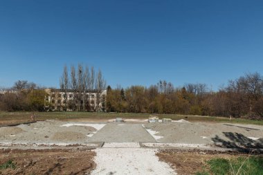 İnşaat alanı kum ve toprak yığını.