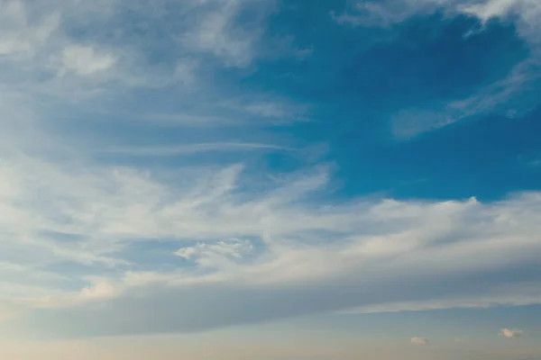 青い空の風によって引き伸ばされた白い雲 — ストック写真