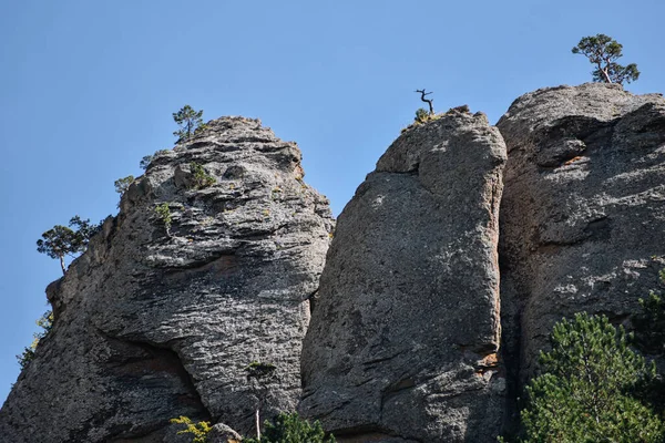 Colinas Pedra Montanhas Com Árvores Verdes Arbustos Contra Céu Azul — Fotografia de Stock