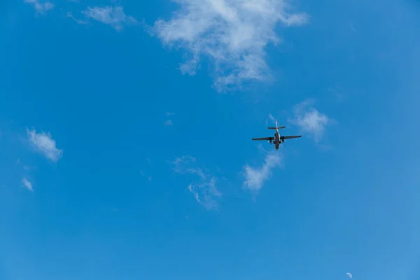 Αεροπλάνο Στον Ουρανό Μια Ηλιόλουστη Μέρα — Φωτογραφία Αρχείου