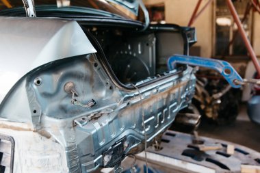 Araba kazadan sonra tamponunda hasar var. Otomatik kaporta çekiliyor.