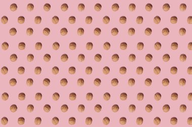 Pembe arka planda ceviz kabuğu. Organik ürünler ve sağlıklı yaşam tarzı. Düz yatıyordu. Desen