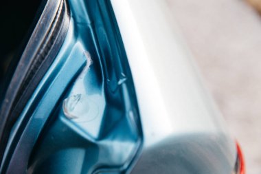 Arabanın gövdesinde hasar, göçük ve çizikler var.