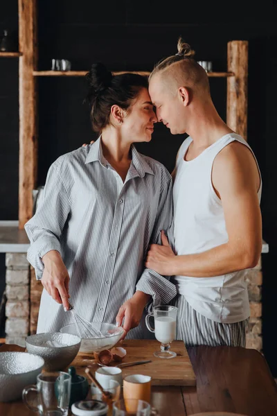 Jong Verliefd Echtpaar Koken Samen Gezond Eten Keuken Lachen Praten — Stockfoto