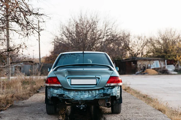 Een auto zonder bumper, de uitlaatpijp is zichtbaar. Reparatie is nodig. — Stockfoto