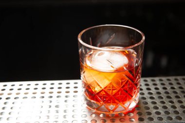 Bardakta buzlu viski..