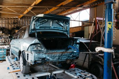 Araba kazadan sonra tamponunda hasar var. Otomatik kaporta çekiliyor