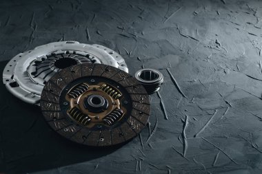 Otomotiv debriyaj mekanizması, disk, sepet ve siyah arka planda otomatik konum. Araba parçaları. Kapat.
