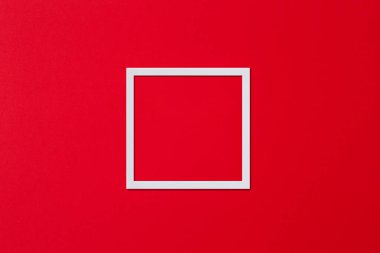 Kırmızı zemin üzerinde kare şeklinde beyaz çerçeve, minimalizm. Düz yat, boşluğu kopyala.
