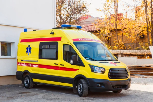 Saporoschje Ukraine November 2019 Ein Gelber Krankenwagen Steht Der Nähe — Stockfoto