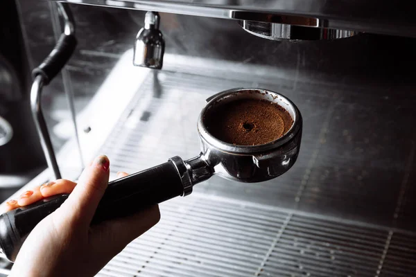 Barista presionando café molido en portafilter por manipulación. —  Fotos de Stock