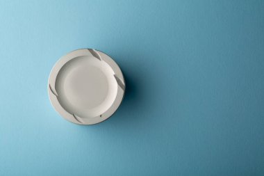 Mavi arka planda, fotokopi alanı olan bir araba motoru pistonu. Makine soyut arkaplan. Düz yatıyordu