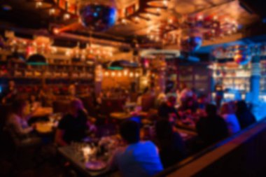 Soyut bulanıklık ve odaklanmış kafenin içi.