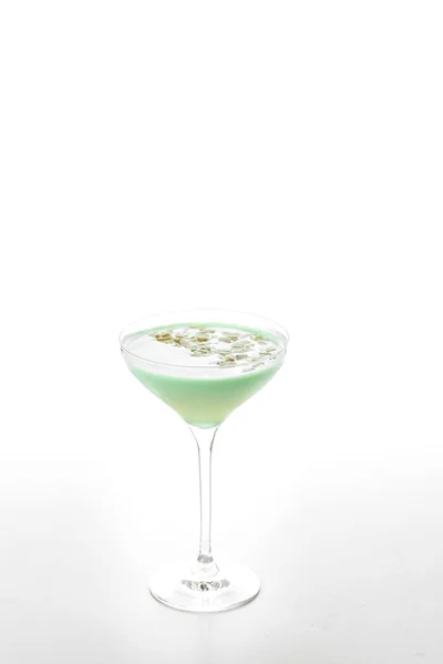 Osvěžující zelený koktejl, margarita, na bílém pozadí, izolované, kopírovací prostor — Stock fotografie