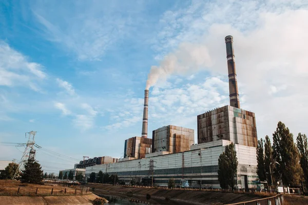 Luchtvervuiling Fabriekspijpen Rook Uit Schoorstenen Hemelse Achtergrond Concept Van Industrie — Stockfoto