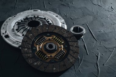 Otomotiv debriyaj mekanizması, disk, sepet ve siyah arkaplan üzerindeki otomatik konum.