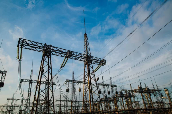 Elektrik direkleri ve yüksek voltajlı elektrik hatları dikenli tellerin arkasında.