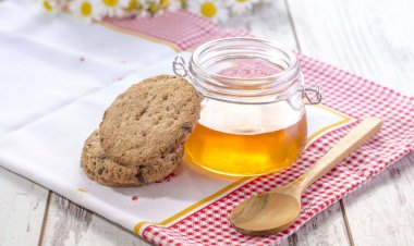 Tatlım can ve rustik masada kurabiye 