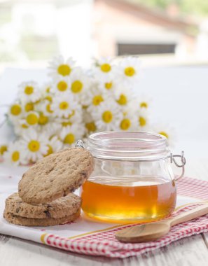 Tatlım can ve rustik masada kurabiye 