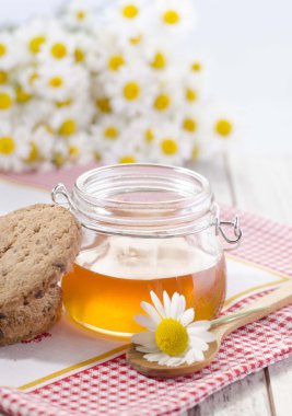 Tatlım can ve rustik masada kurabiye 