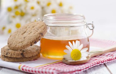 Tatlım can ve rustik masada kurabiye 